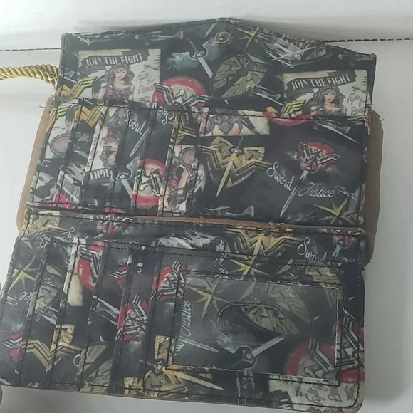 Wonder Woman Faux  Brown Leather DC Comics Womans Wallet. - Picture 4 of 9